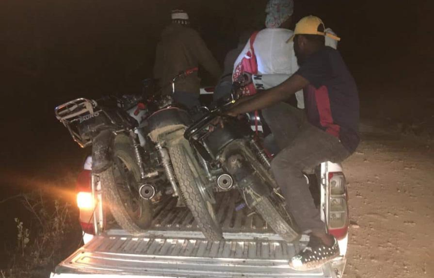 Cesfront detiene a ocho haitianos mientras eran llevados en motores en Montecristi