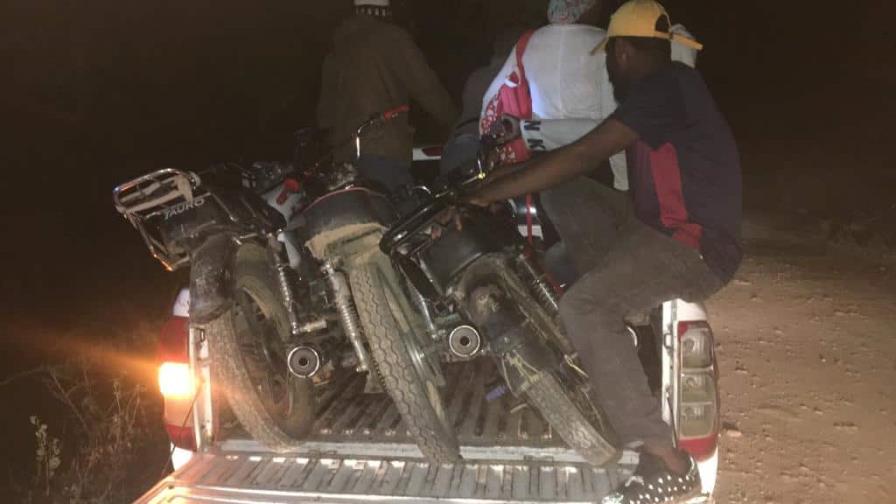 Cesfront detiene a ocho haitianos mientras eran llevados en motores en Montecristi