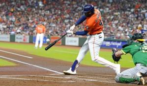 Los Astros blanquean 5-0 a Atléticos; Álvarez dispara 3 jonrones