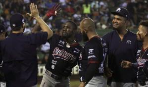 Dominicanos Calixte y Almonte lideran triunfo de Sultanes, que roza el título