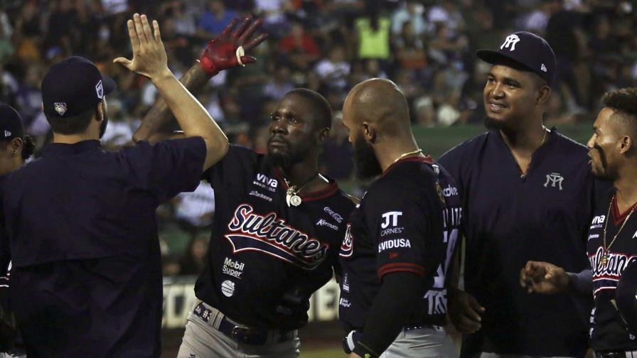 Dominicanos Calixte y Almonte lideran triunfo de Sultanes, que roza el título