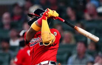 Acuña dispara jonrón y los Bravos doblegan a Filis