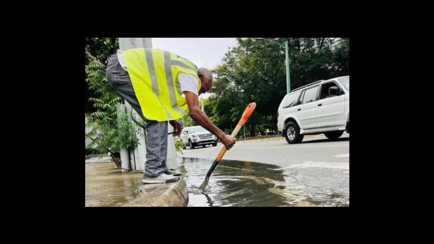 Alcaldía recomienda no sacar fundas con basura a las calles para evitar inundaciones ante el paso de Fiona