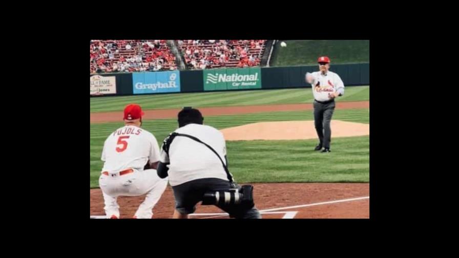 Leonel Fernández lanza la primera bola invitado por Pujols