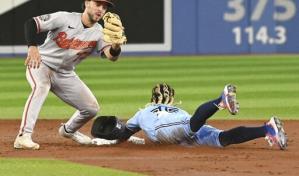 Orioles logran triple play y evitan barrida ante Azulejos