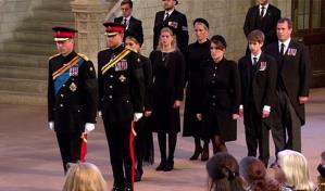 Los nietos de Isabel II velan sus restos mortales