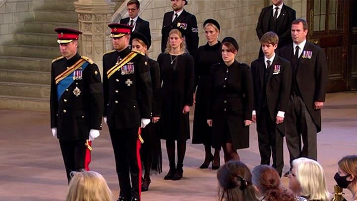 Los nietos de Isabel II velan sus restos mortales