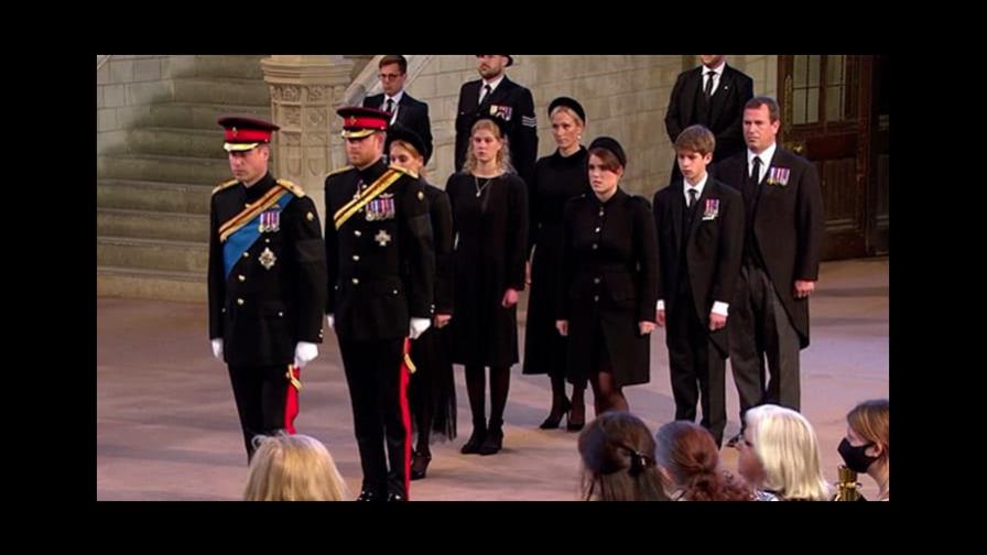 Los nietos de Isabel II velan sus restos mortales Los nietos de Isabel II velan sus restos mortales