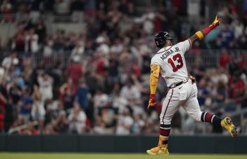 VIDEO | Acuña aporta todas las carreras de Bravos que vencen a Filis