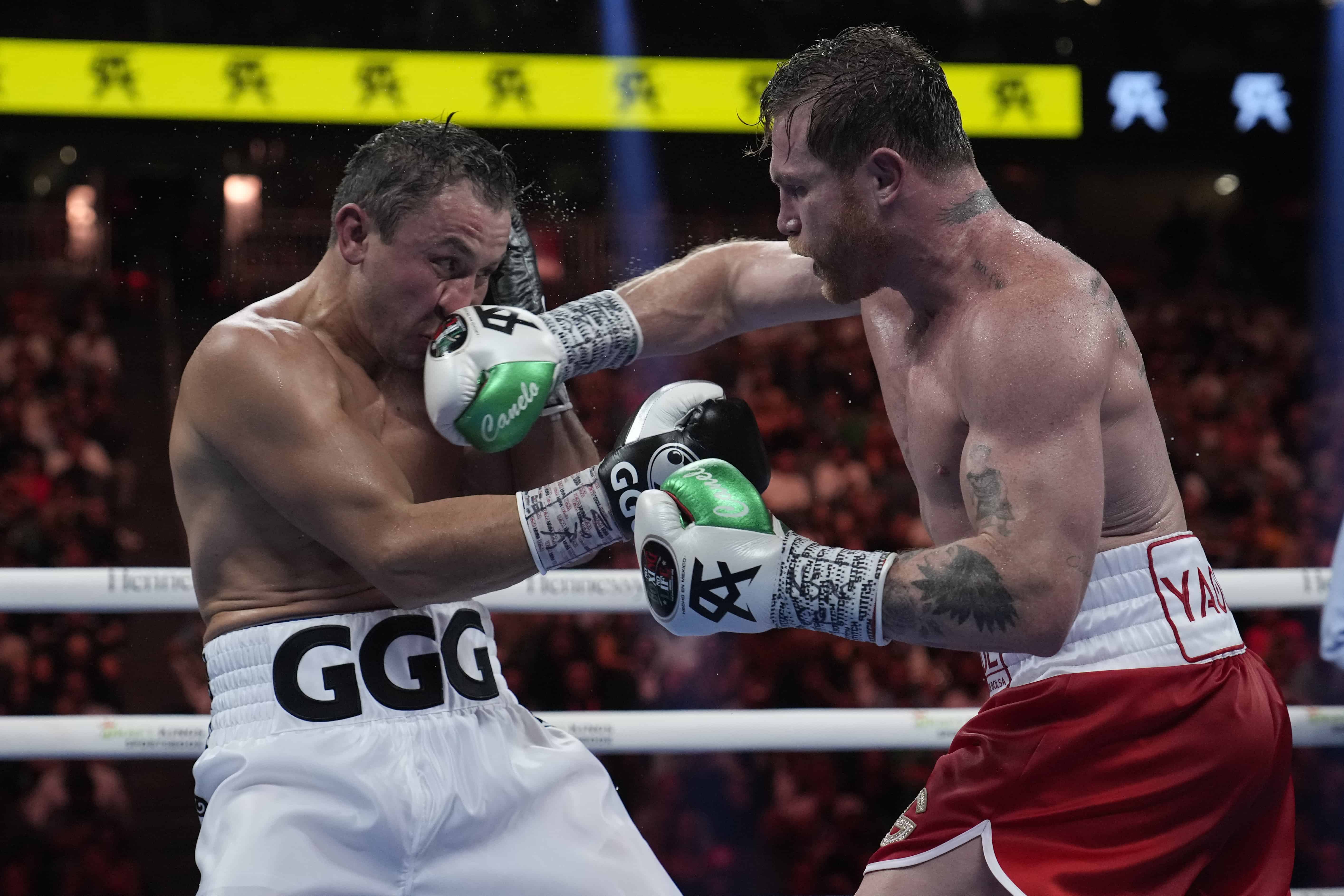 El mexicano Saúl Canelo Álvarez, propina un golpe al kazajo Gennady Golovkin, en un combate por el título de los supermedianos, el sábado 17 de septiembre de 2022.