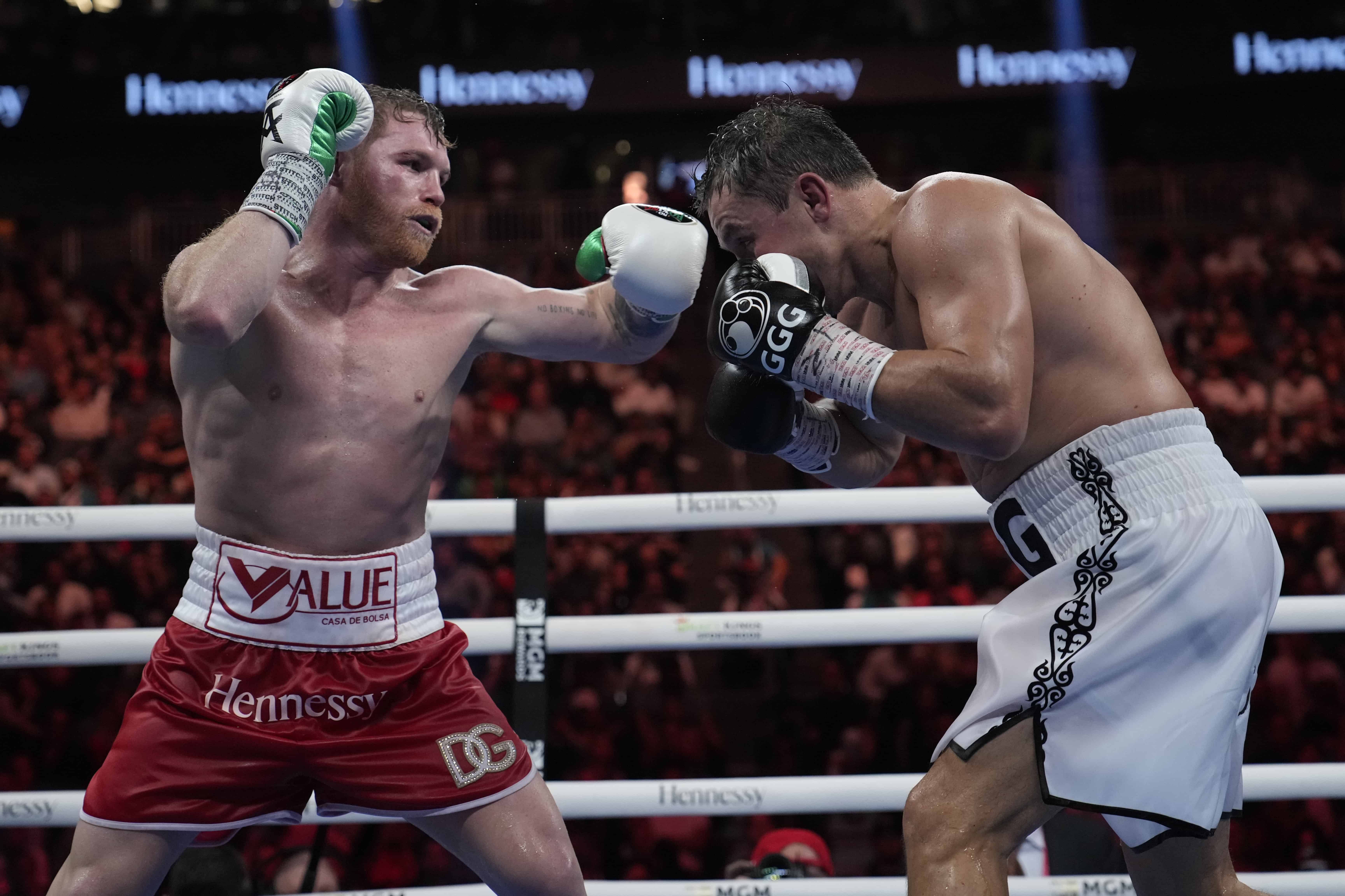 Canelo Álvarez, izquierda, pelea contra Gennady Golovkin durante su combate de boxeo por el título de peso supermediano, el sábado 17 de septiembre de 2022 en Las Vegas.