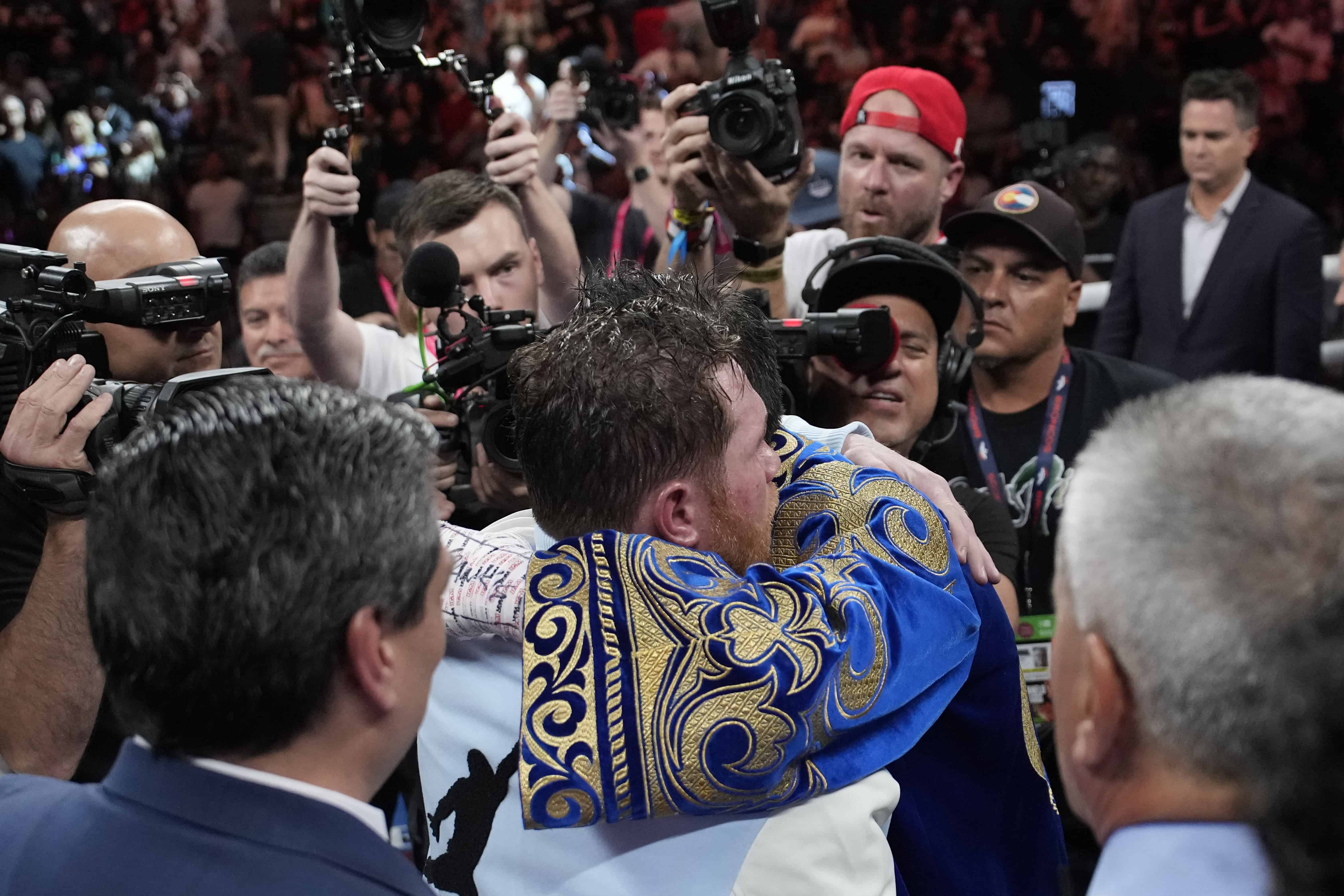 Canelo Álvarez, a la izquierda, abraza a Gennady Golovkin después de derrotar a Golovkin en su combate de boxeo por el título de peso súper mediano, el sábado 17 de septiembre de 2022 en Las Vegas. 