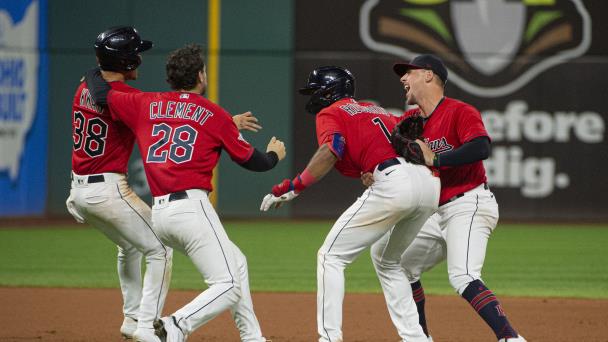 VIDEO | Guardianes ganan en 15 innings; barren doble tanda