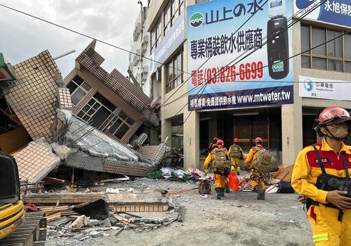Un sismo en Taiwán atrapa gente y descarrila un tren
