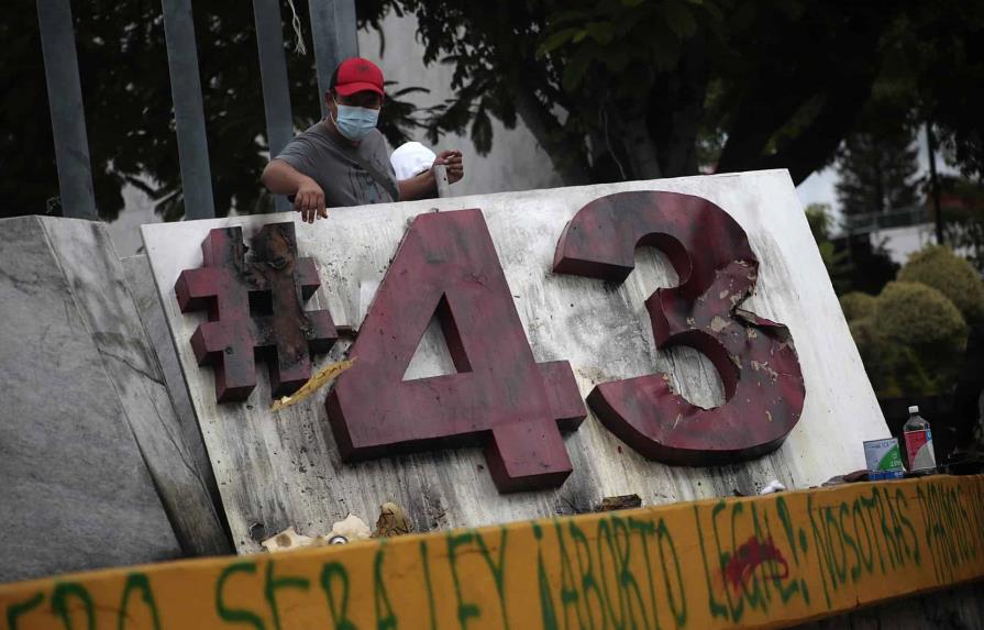 Vandalizan antimonumento a los 43 de Ayotzinapa en el sur de México