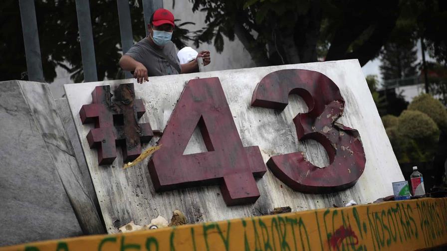 Vandalizan antimonumento a los 43 de Ayotzinapa en el sur de México