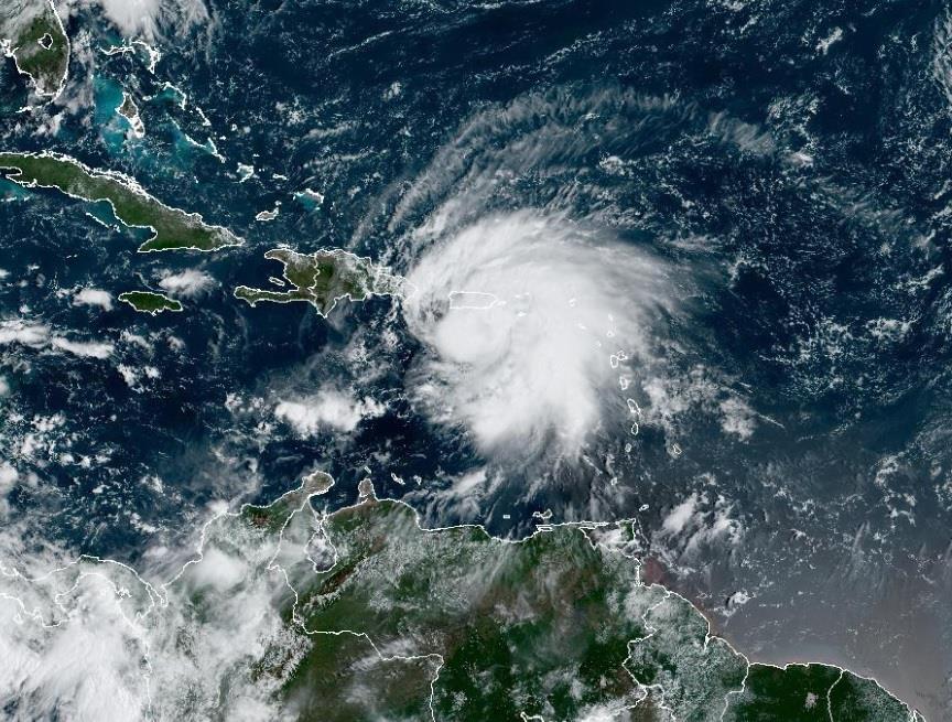Fiona se acercaría a República Dominicana esta noche con fuerza de huracán