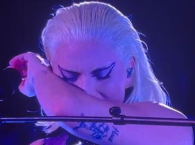 Lady Gaga rompe en llanto tras suspender concierto por tormenta tropical