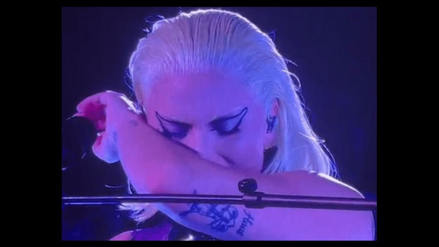 Lady Gaga rompe en llanto tras suspender concierto por tormenta tropical