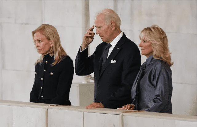 Biden y su esposa muestran respeto a Isabel II en su capilla ardiente en Londres