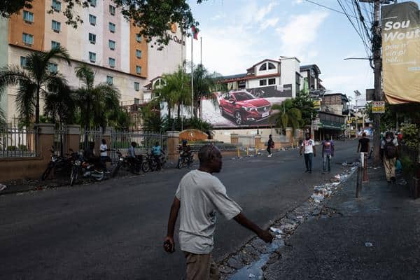 Ciudadanos transitan por la calle hoy, en Puerto Príncipe (Haití)