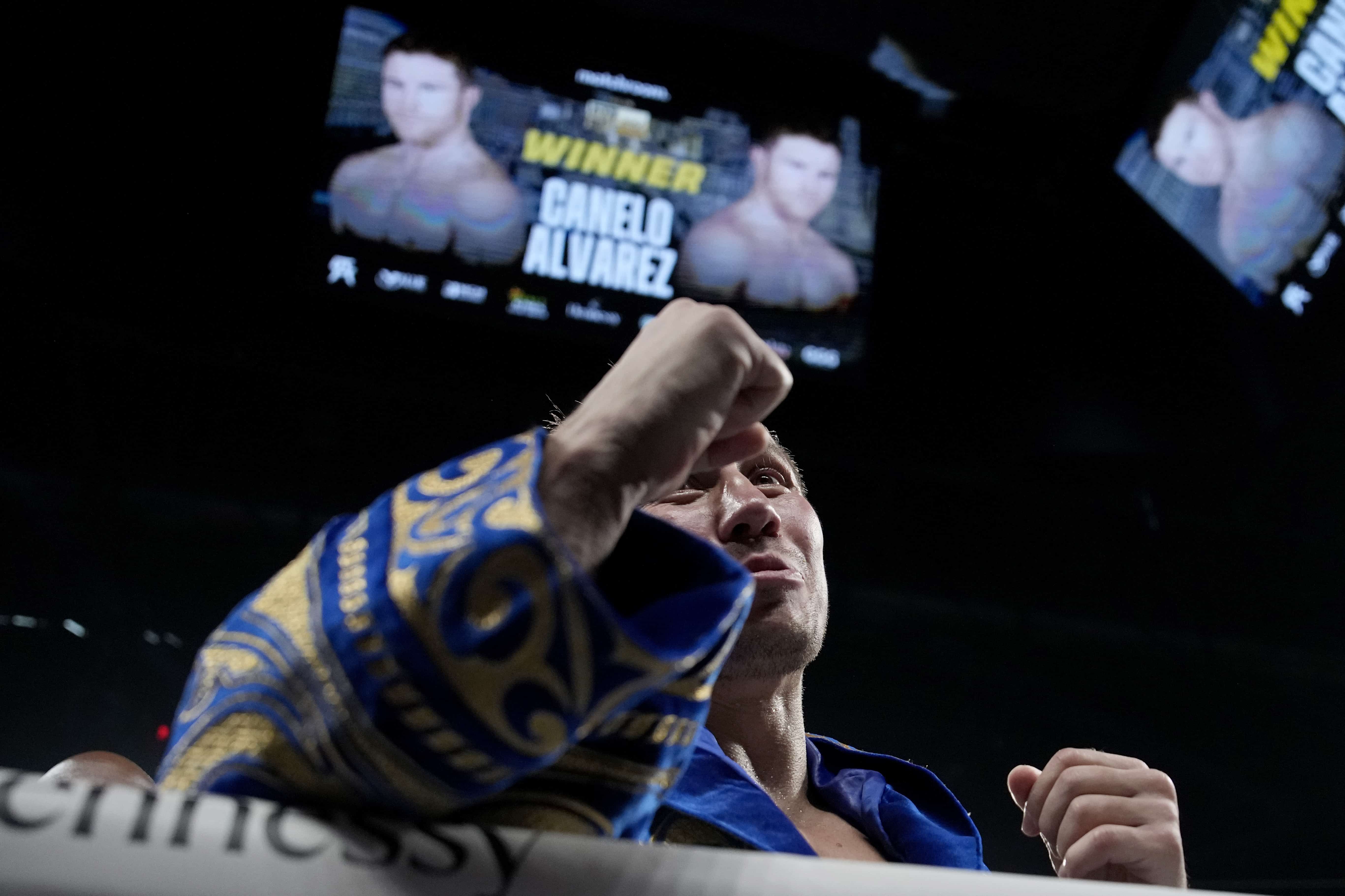 Gennady Golovkin agradece a los fanáticos después de perder ante Canelo Alvarez en su combate de boxeo por el título de peso súper mediano, el sábado 17 de septiembre de 2022 en Las Vegas. 