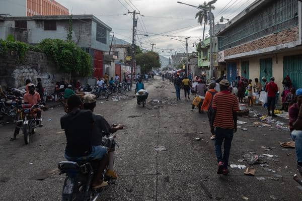 Ciudadanos transitan por la calle hoy, en Puerto Príncipe (Haití)