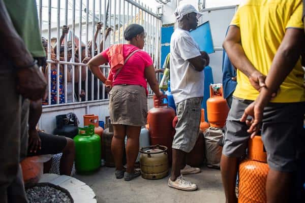 Ciudadanos tratan de rellenar sus pipetas de gas hoy, en Puerto Príncipe (Haití)