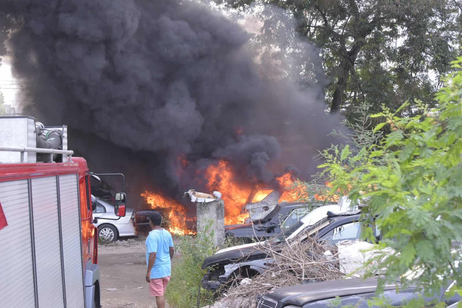 El incendio ocurrió en un depósito de chatarras ubicado al lado del canal 4.