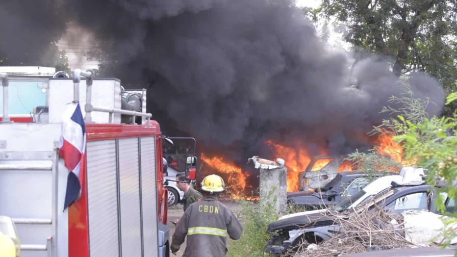 Fuego provoca un corre corre en depósito de chatarras al lado del canal 4