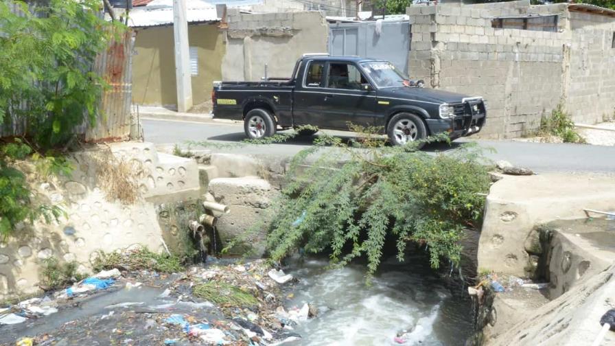 Más de 500 viviendas en riesgo de inundaciones por cañada en barrio Duarte II en Santiago