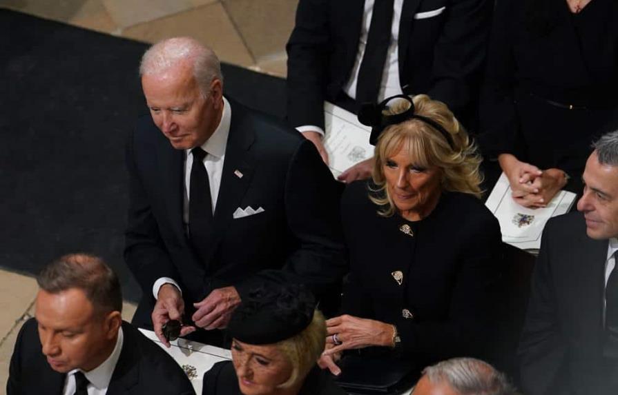 Biden y otros líderes se esconden mientras el centro de atención permanece en la difunta Reina