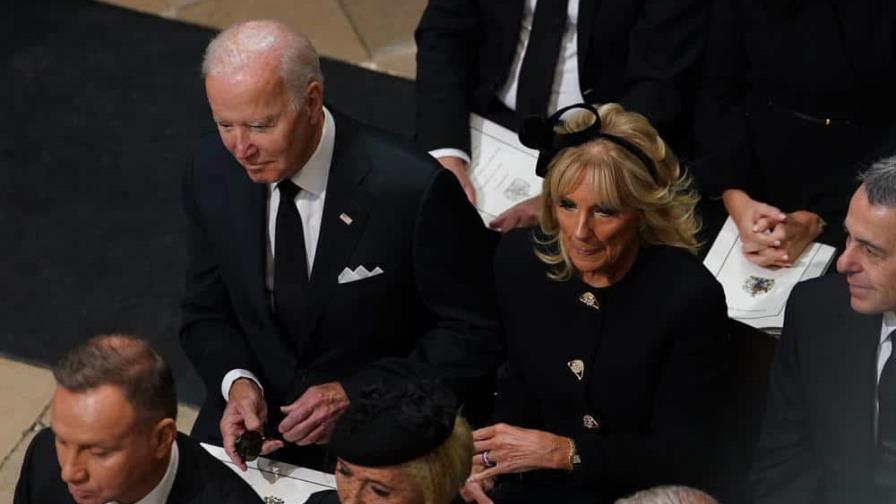 Biden y otros líderes se esconden mientras el centro de atención permanece en la difunta Reina