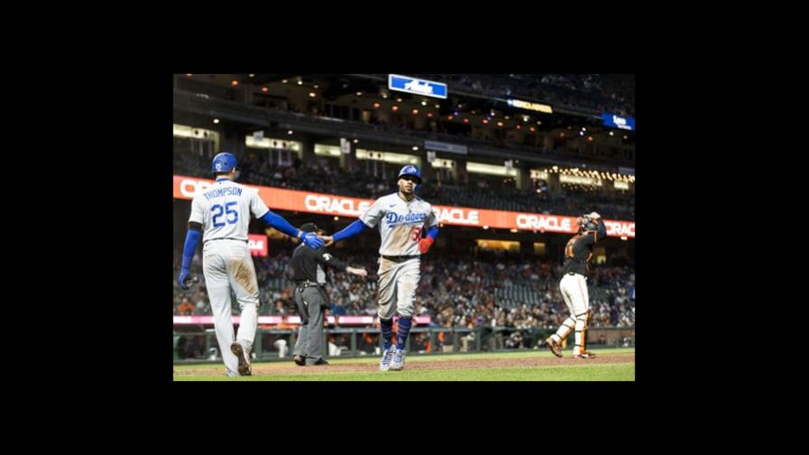 Betts y Muncy lideran a los Dodgers, que ganan 4-3 a Gigantes