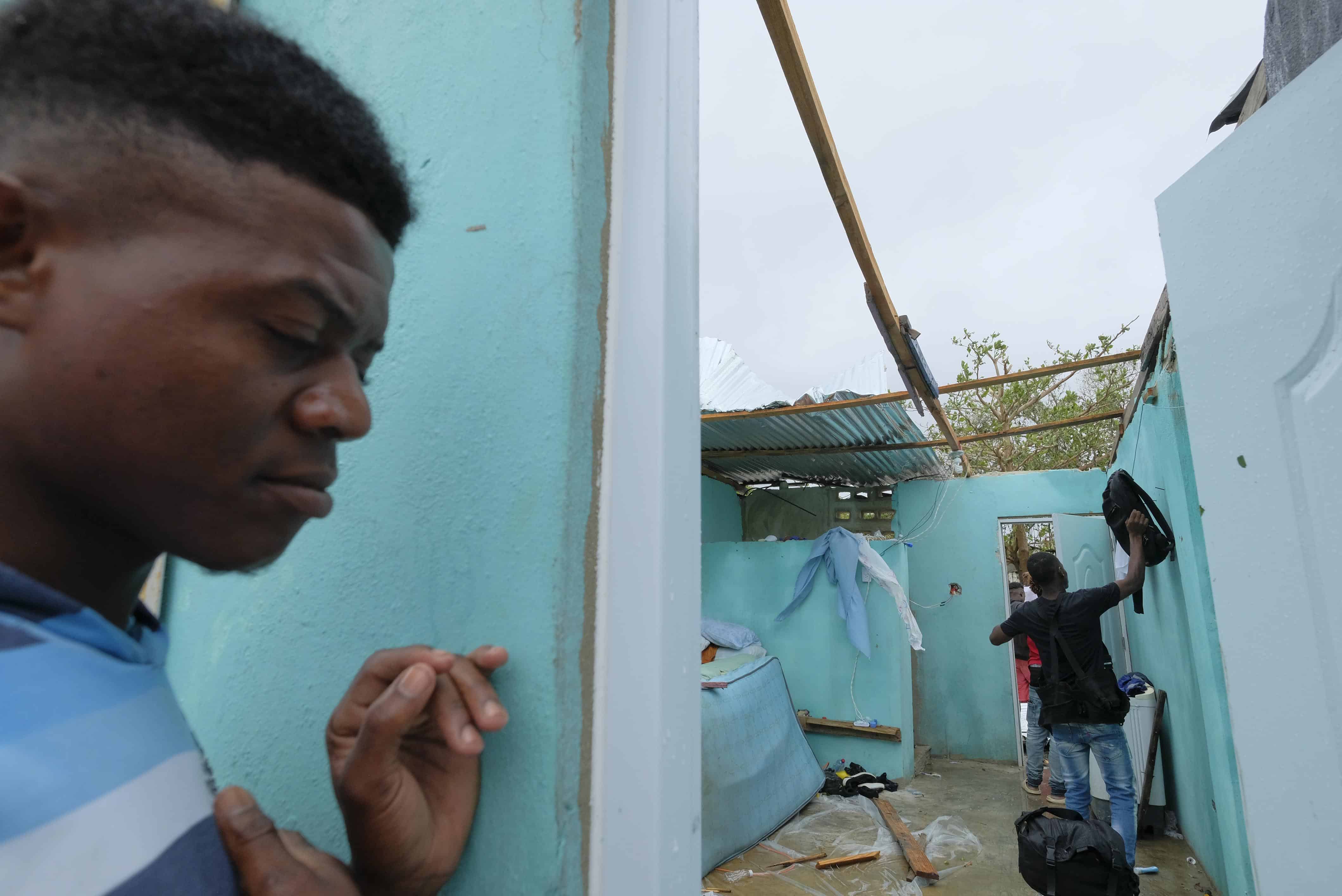 Dos hombres revisan los restos de sus viviendas en Nagua tras el paso del huracán Fiona.