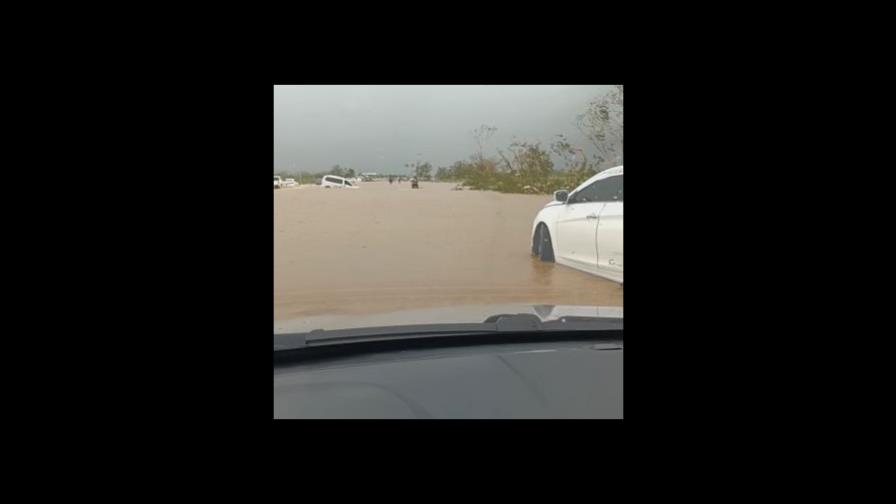 Habilitan brigadas para despejar Autovía del Este tras desbordamiento del río Yuma
