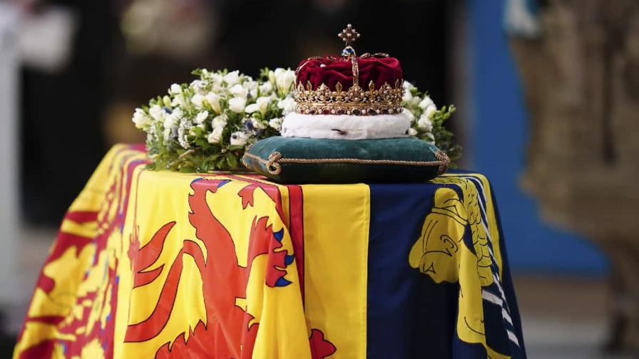 La reina Isabel II es enterrada junto al duque de Edimburgo en Windsor