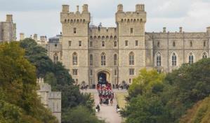 El féretro de Isabel II entra en la bóveda real en Windsor