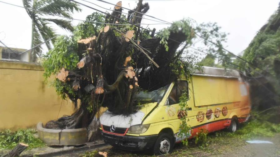 CNH: Fiona provocará fuertes lluvias esta noche mientras se aleja del país