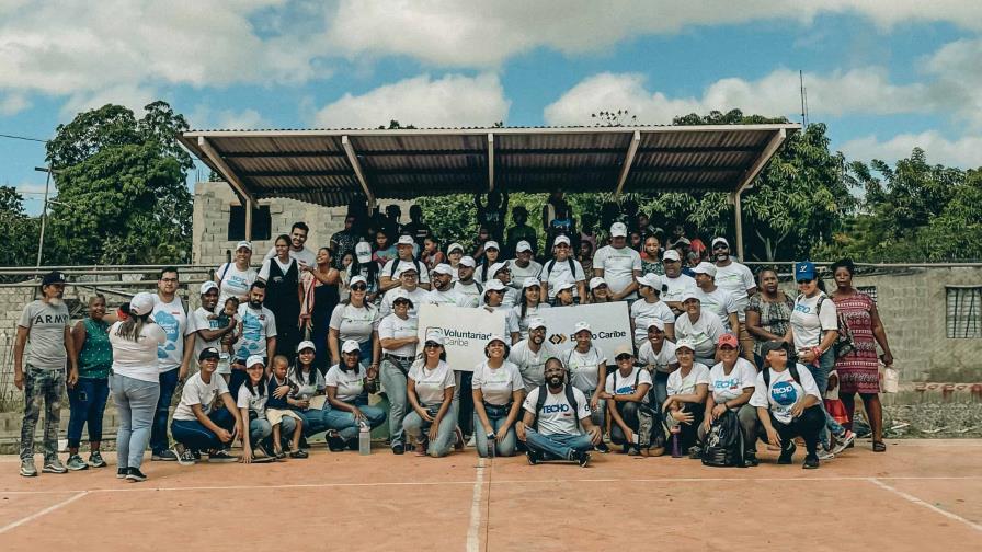 Voluntariado de Banco Caribe participa en “Pintaton” de entidad Techo RD