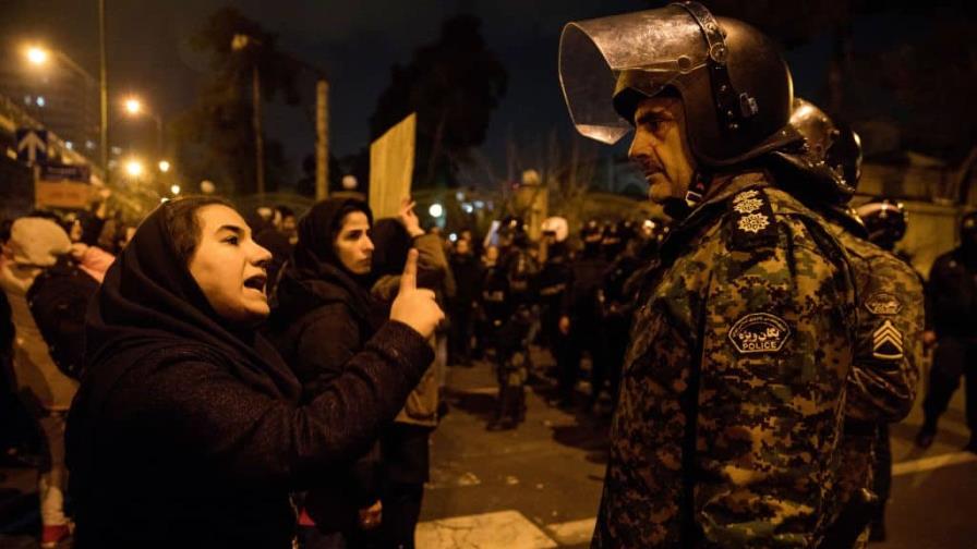 Nuevas protestas en Irán por muerte de joven detenida por llevar mal el velo