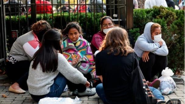 Crisis migratoria: Tres guaguas con migrantes fueron enviadas a la casa de Kamala Harris