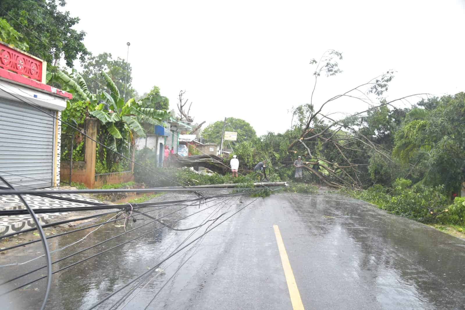 Los vecinos de Las Pascualas, en Samaná, se quedaron sin energía eléctrica por los daños al tendido eléctrico tras el paso del huracán Fiona.
