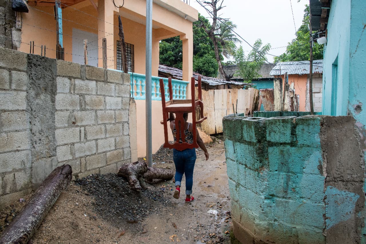 En el barrio Sabana Perdida los vecinos pusieron sus pertenencias a resguardo ante la amenaza de inundaciones.