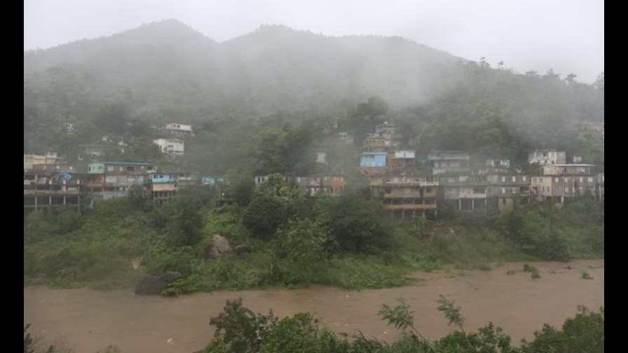 Muere un hombre arrastrado por un río en Puerto Rico tras el huracán Fiona