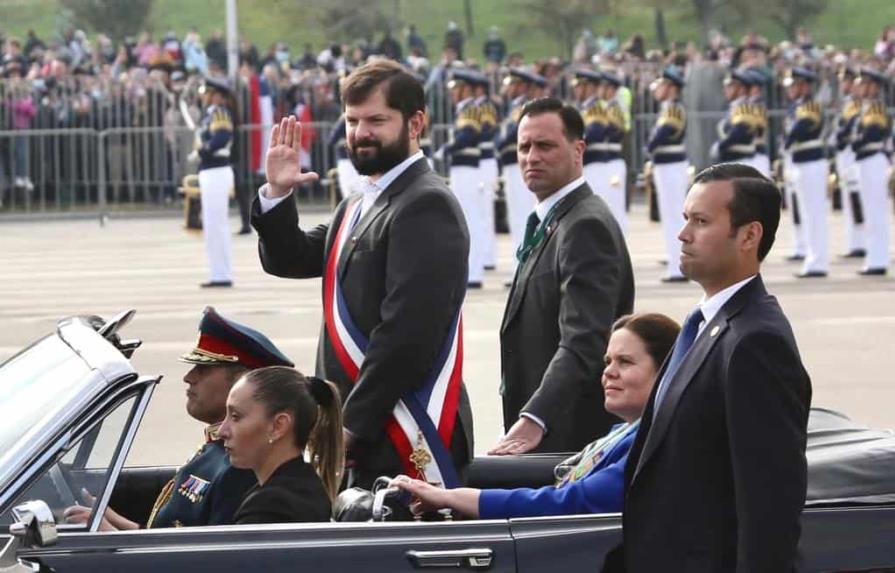 Presidente chileno Boric encabeza primera Parada Militar de su mandato