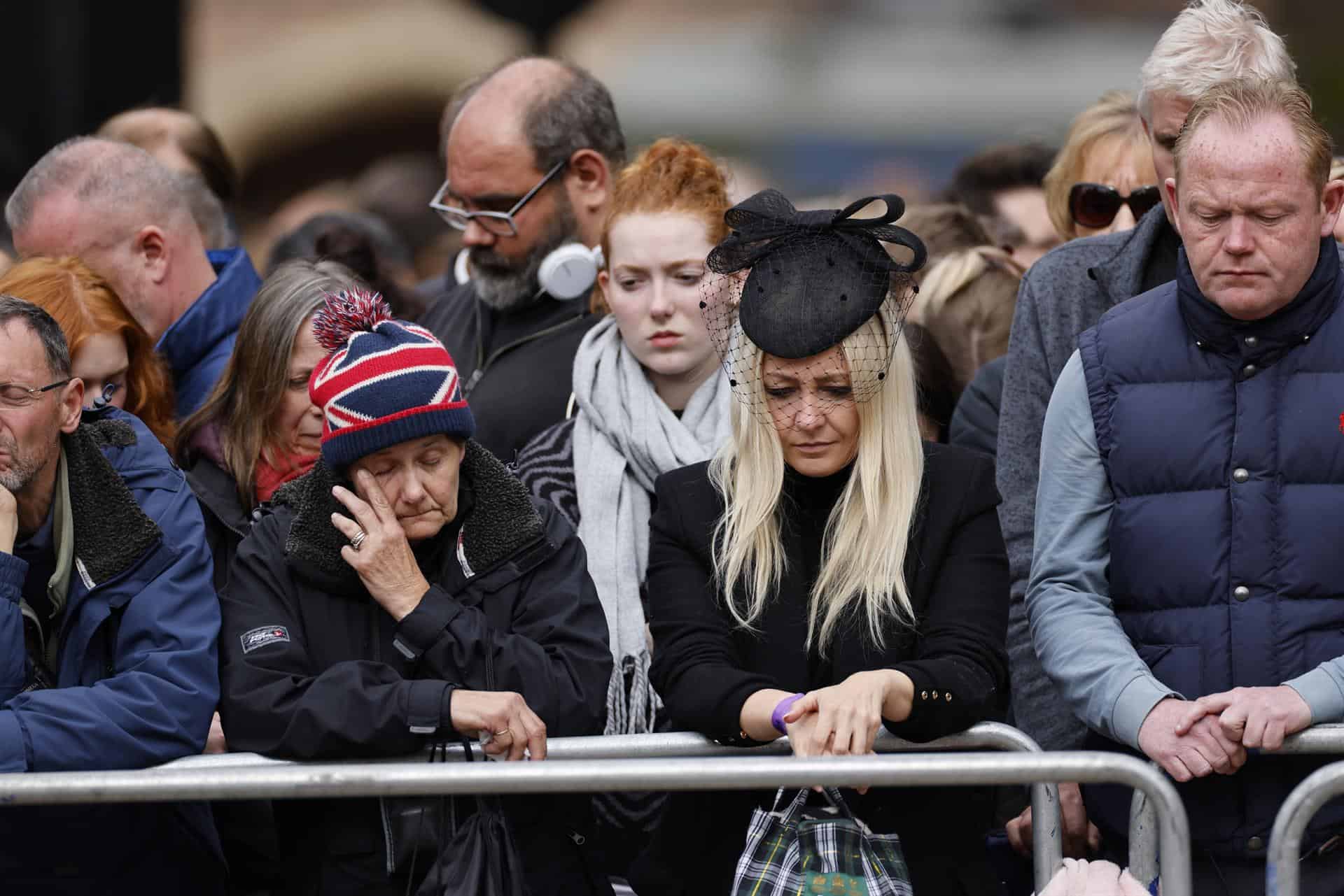 Los británicos acompañan el funeral en las calles de Londres.