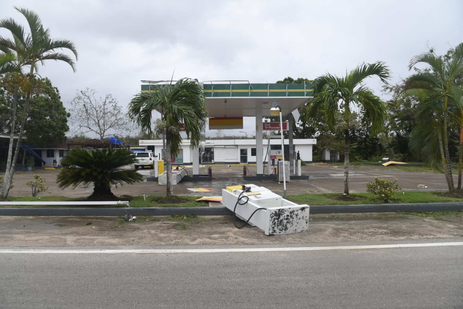 Un surtidor de gasolina fue arrancado de su pedestal en una estación de servicio en Boca de Yuma.