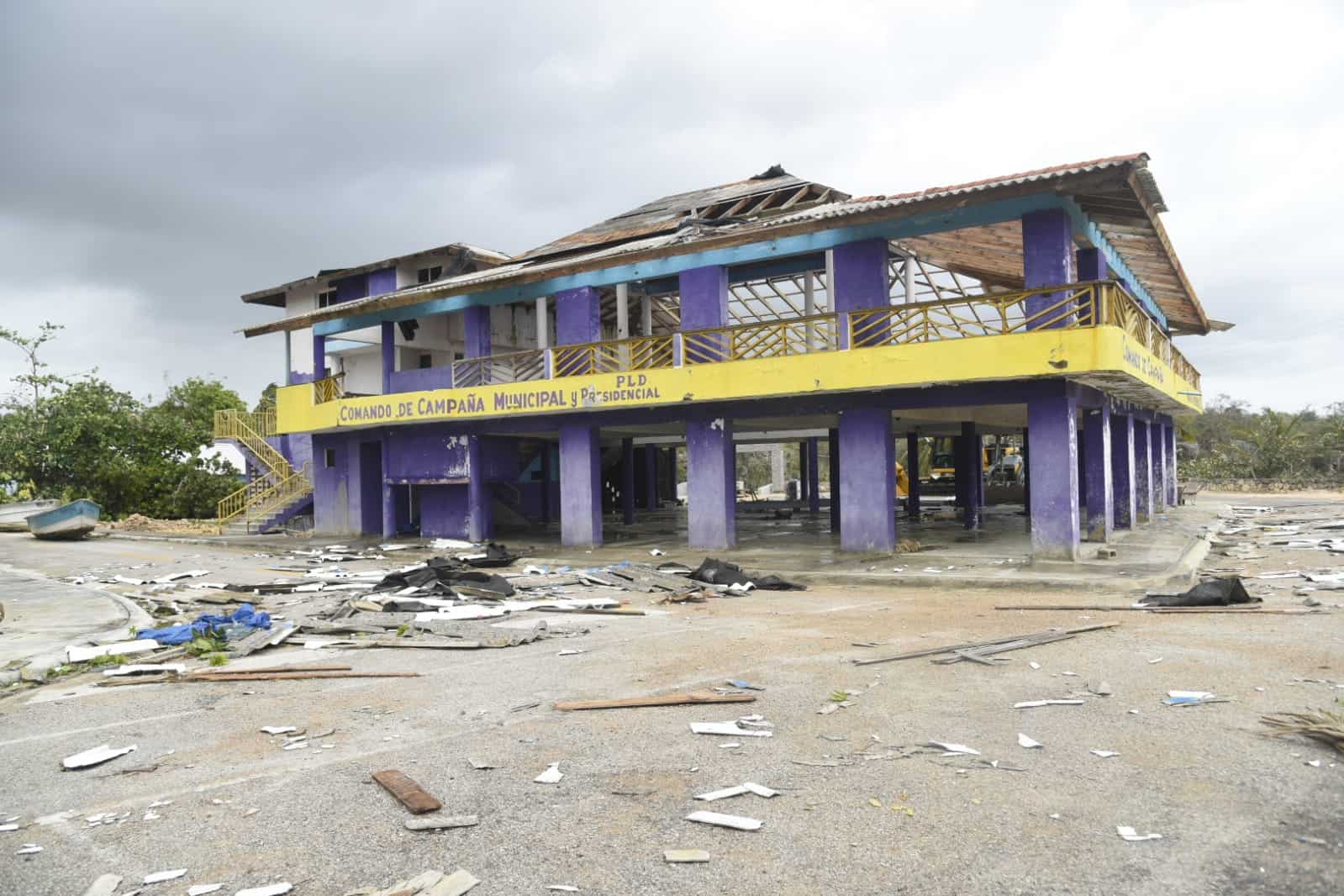 Una casa del Partido de la Liberación Dominicana (PLD) luce desierta y con serios daños tras el paso del huracán Fiona por Boca de Yuma.