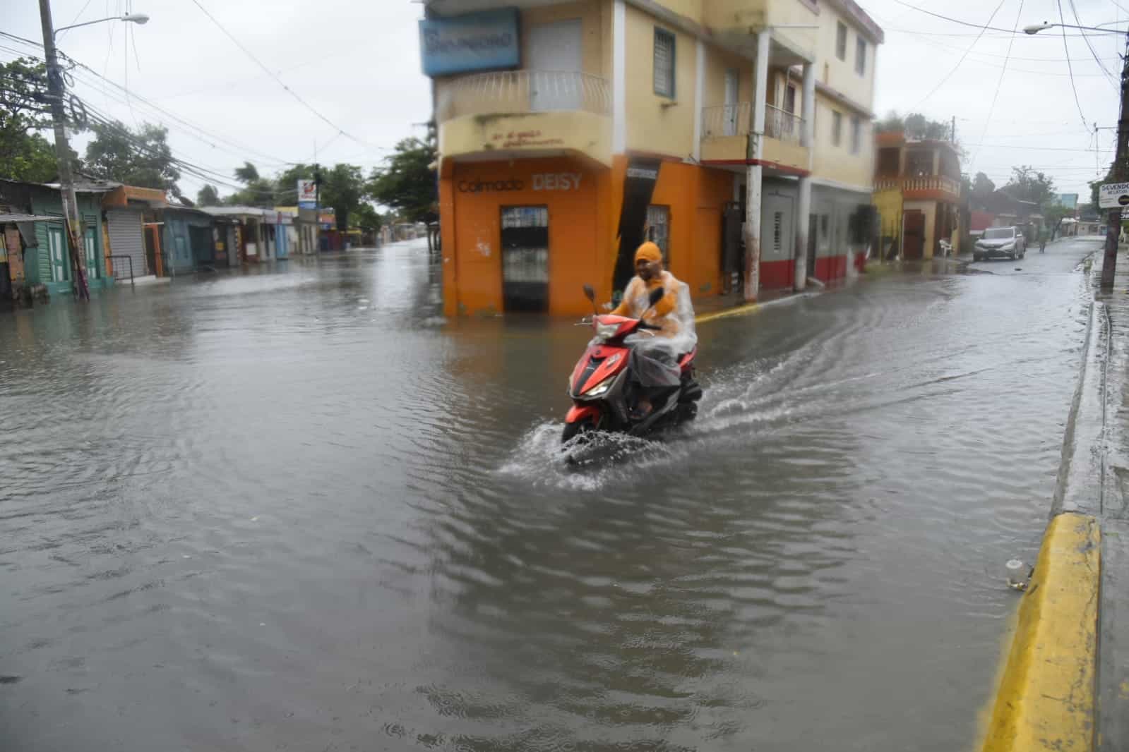 Las lluvias inundaron varias calles de La Romana tras el paso del huracán Fiona.